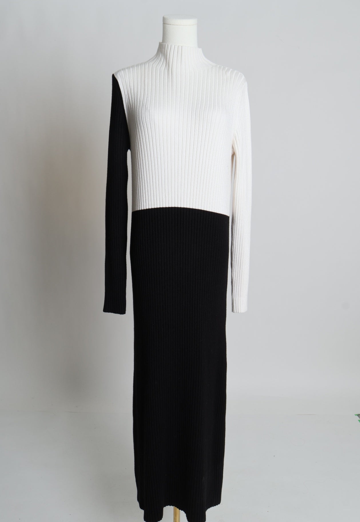Robe en tricot côtelé bicolore avec col montant