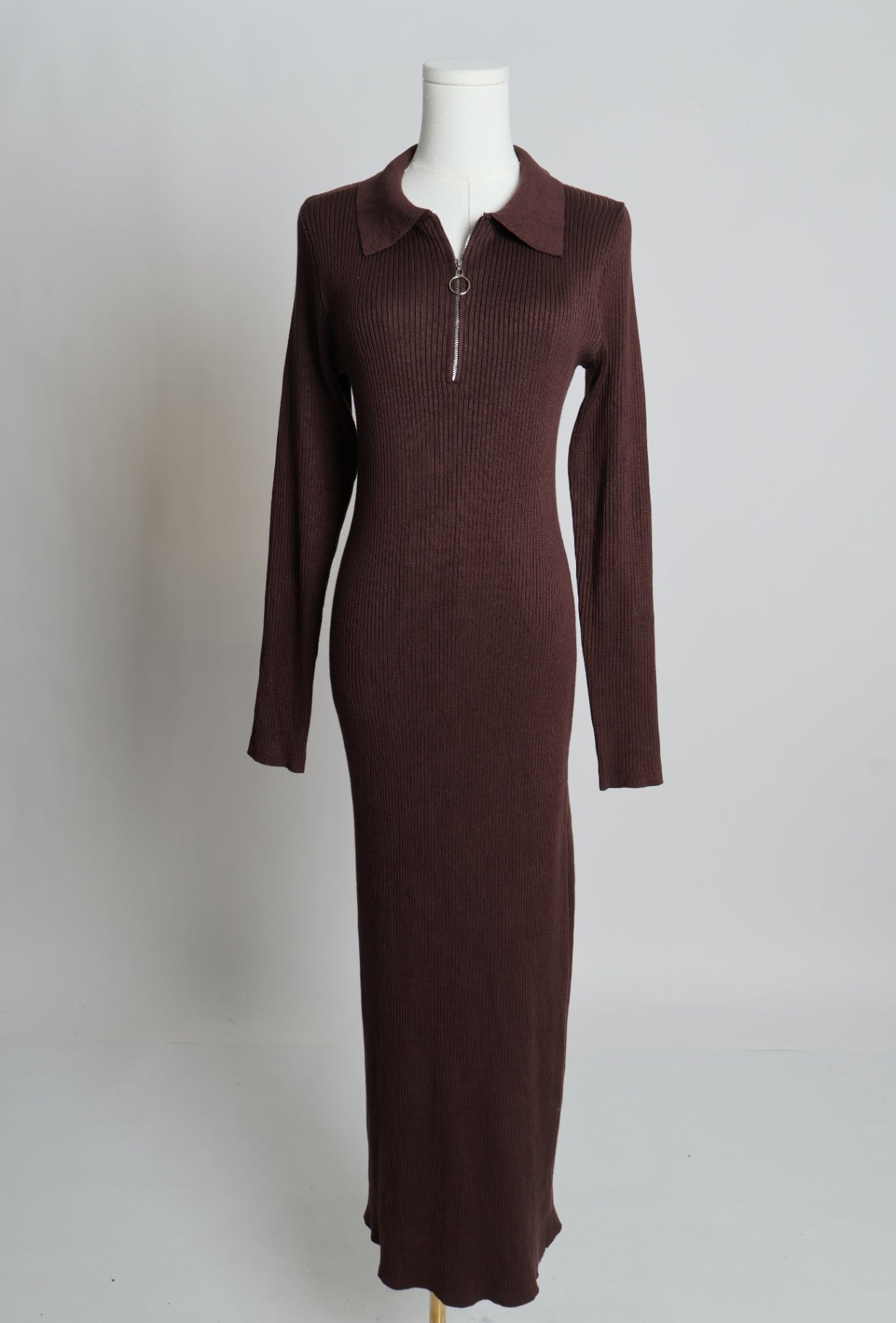 Robe longue en tricot côtelé avec col zippé