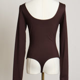 Justaucorps (Bodysuit) à encolure dégagée
