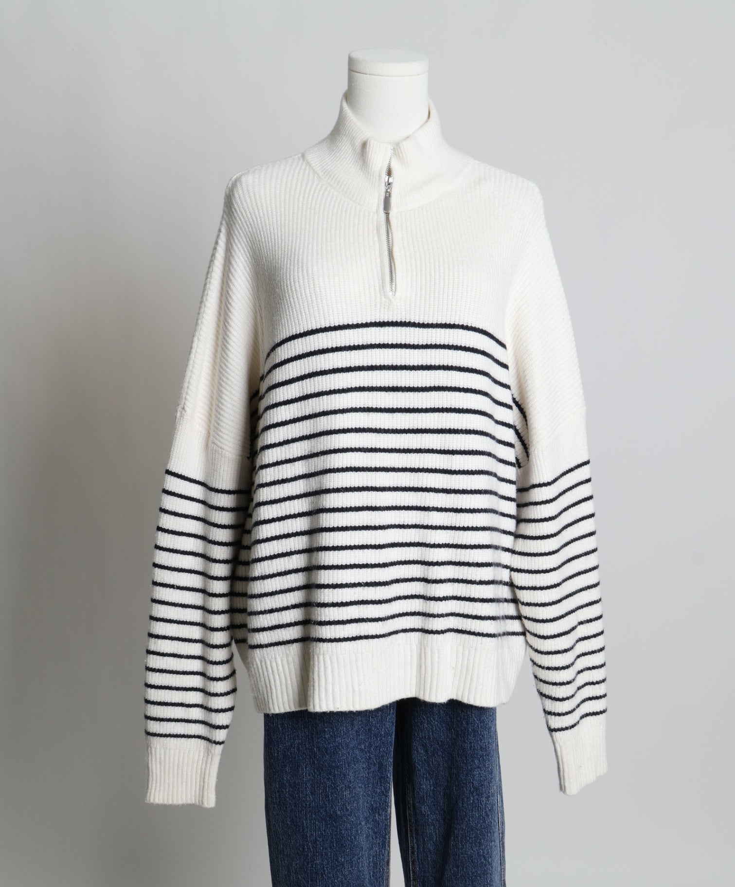 Pull en maille côtelé avec rayures noires et col zippé