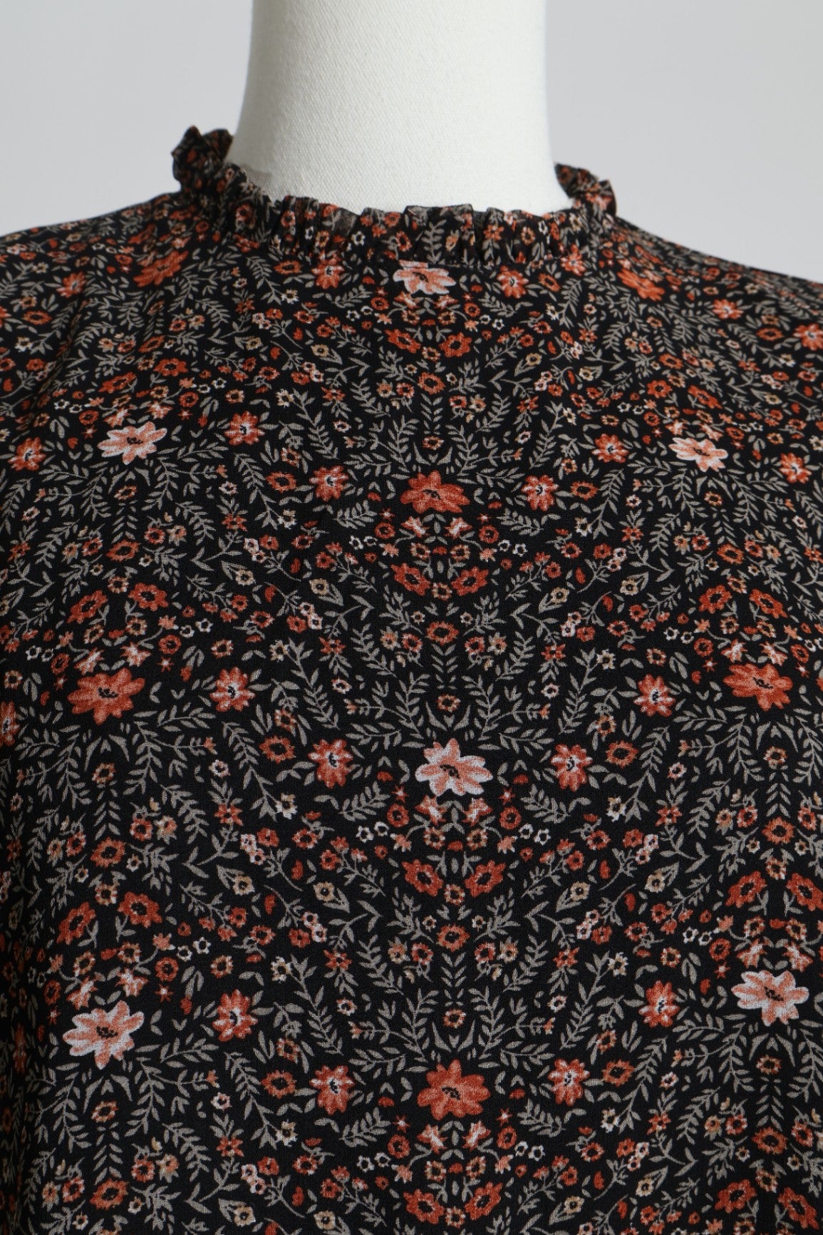 Robe à manches longues et à motif floral