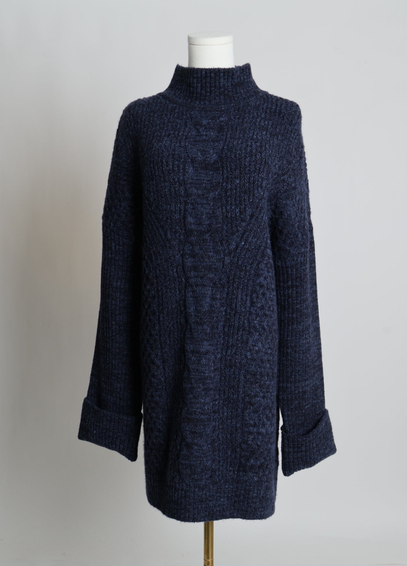 Robe en tricot à col montant avec motifs torsadés