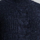 Robe en tricot à col montant avec motifs torsadés
