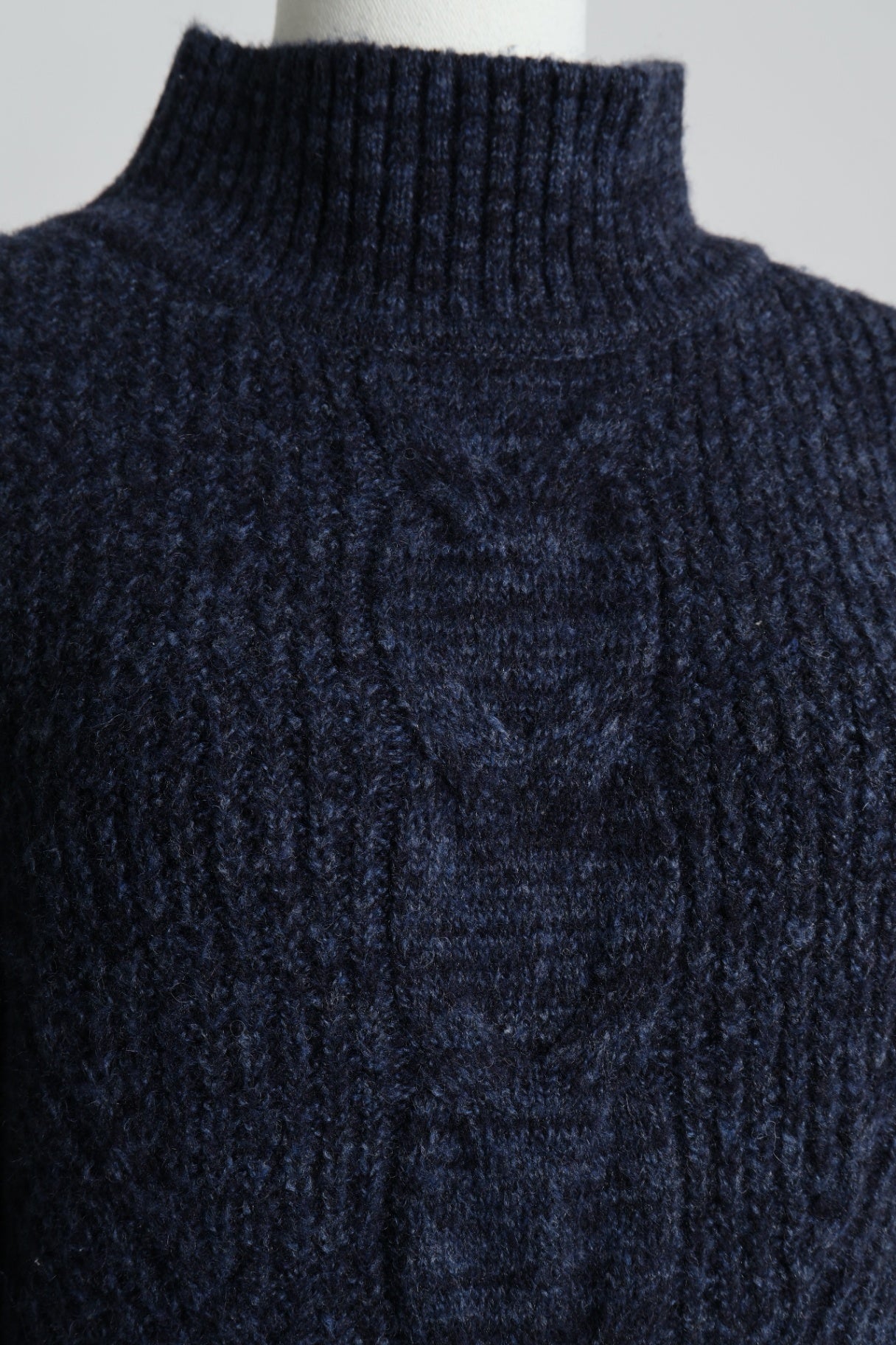 Robe en tricot à col montant avec motifs torsadés