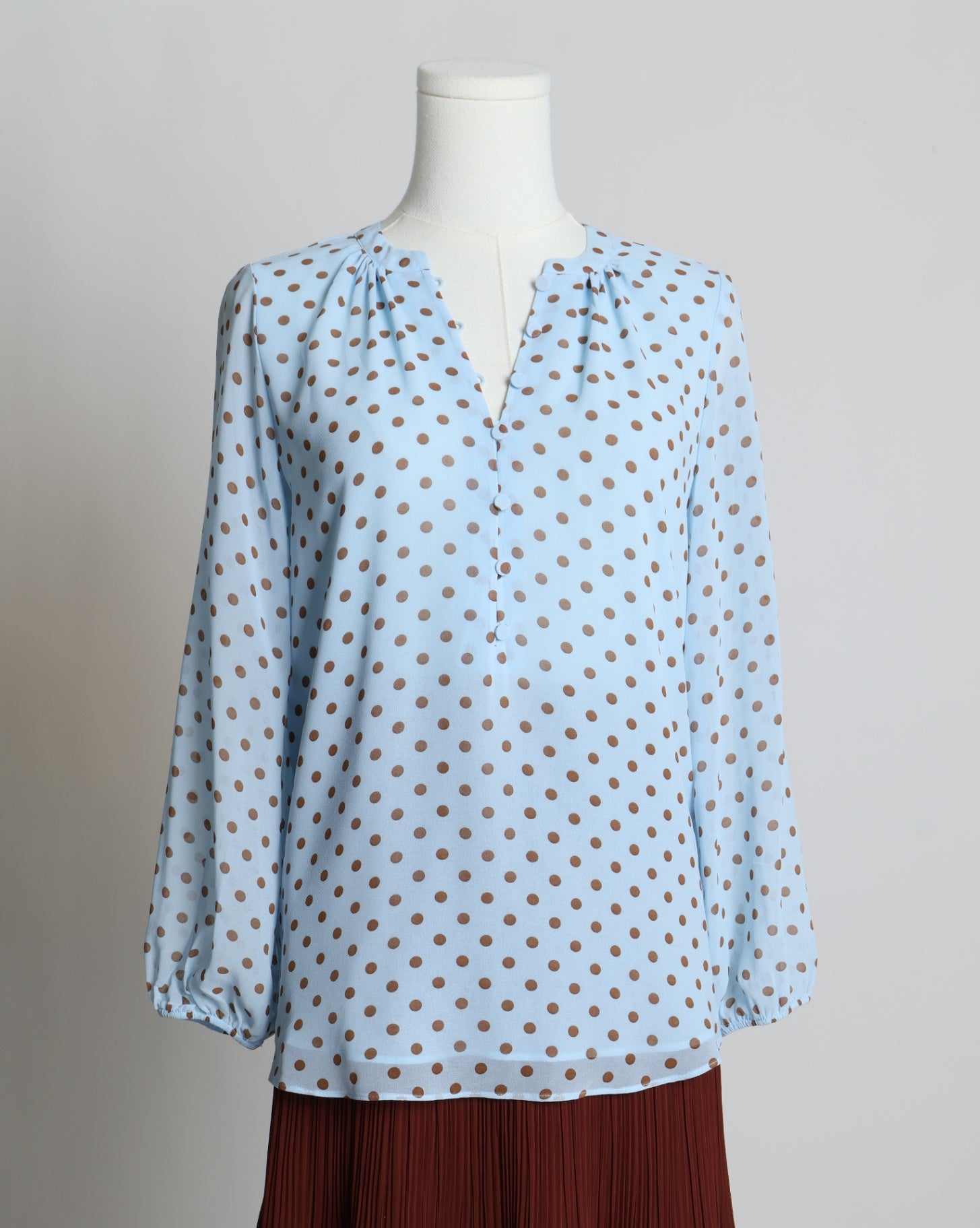Blouse à motifs de pois bruns