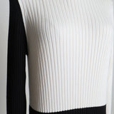 Robe en tricot côtelé bicolore avec col montant