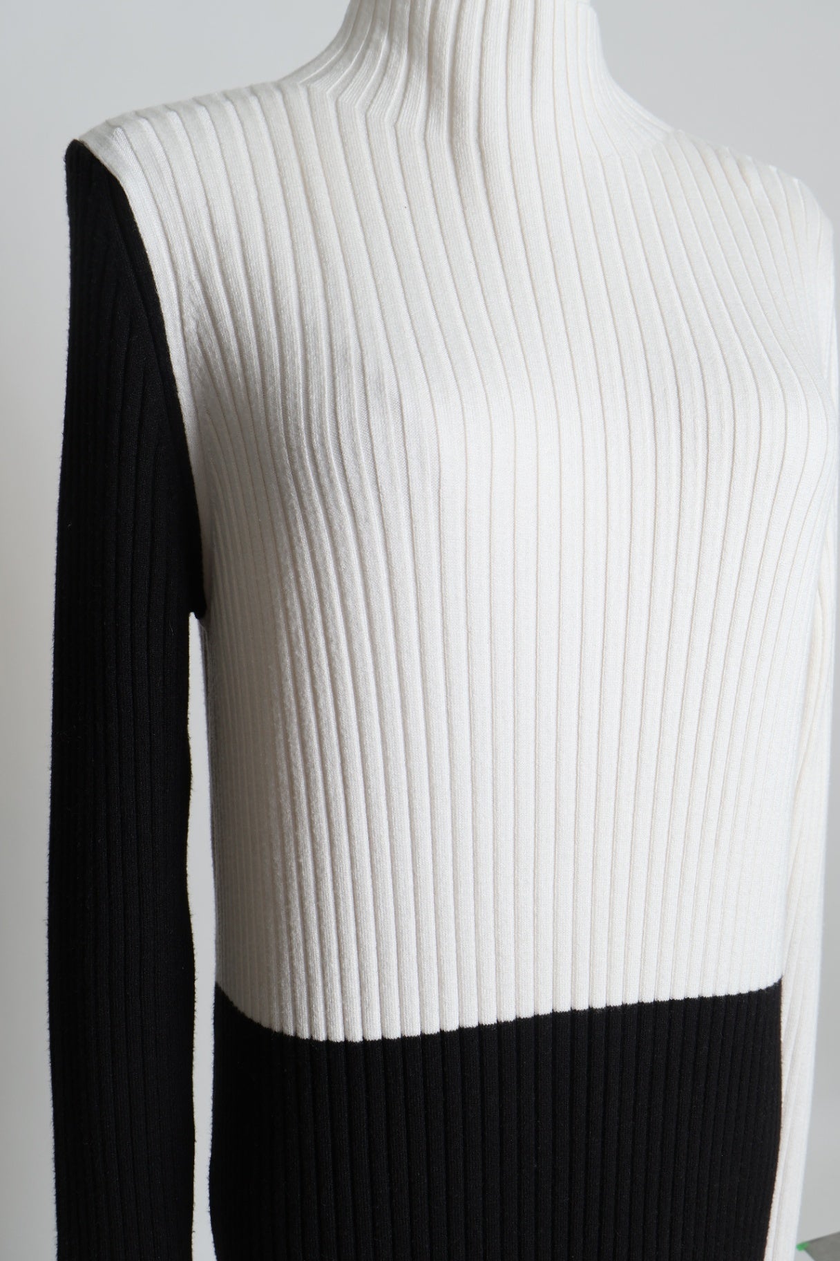 Robe en tricot côtelé bicolore avec col montant