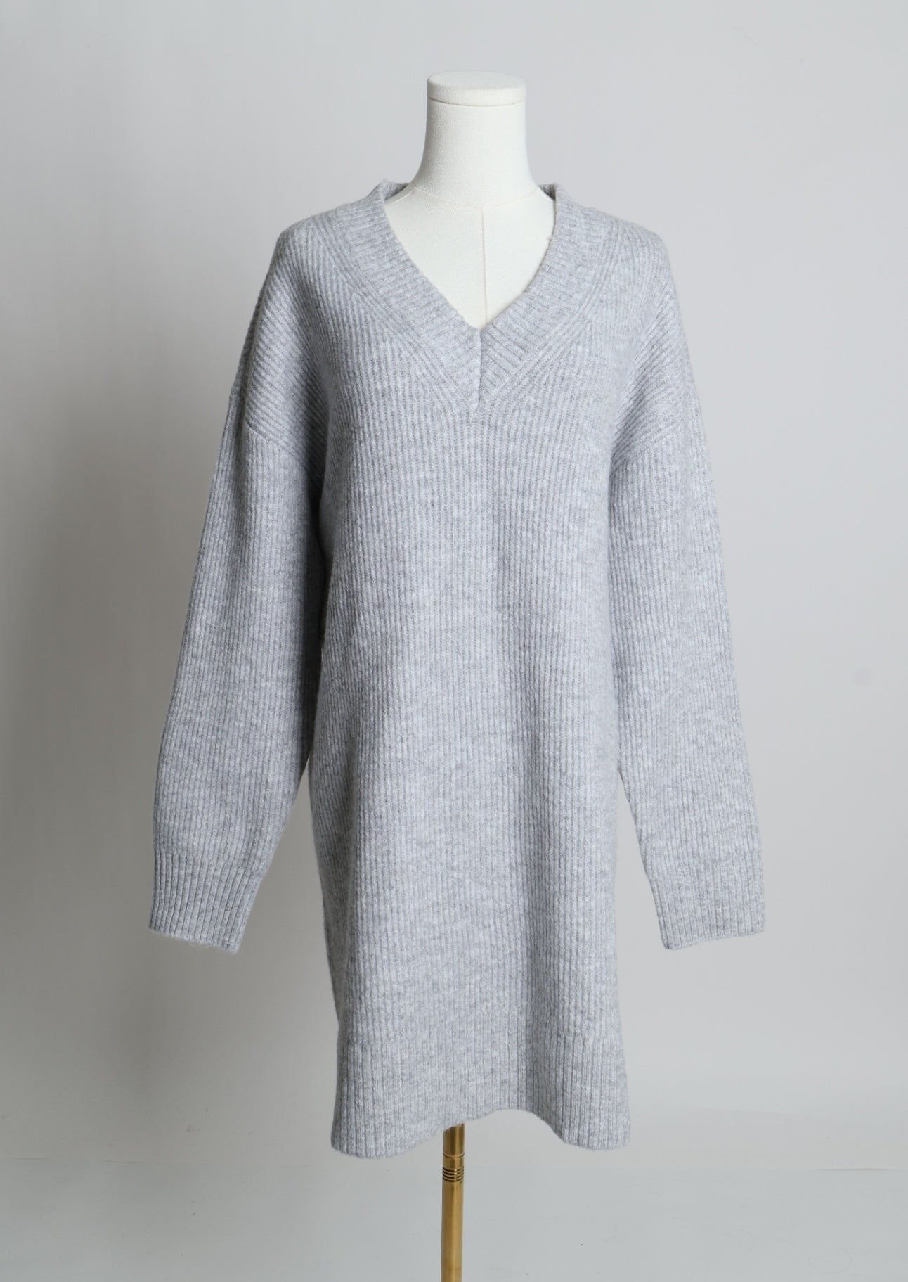 Robe en tricot avec un col V