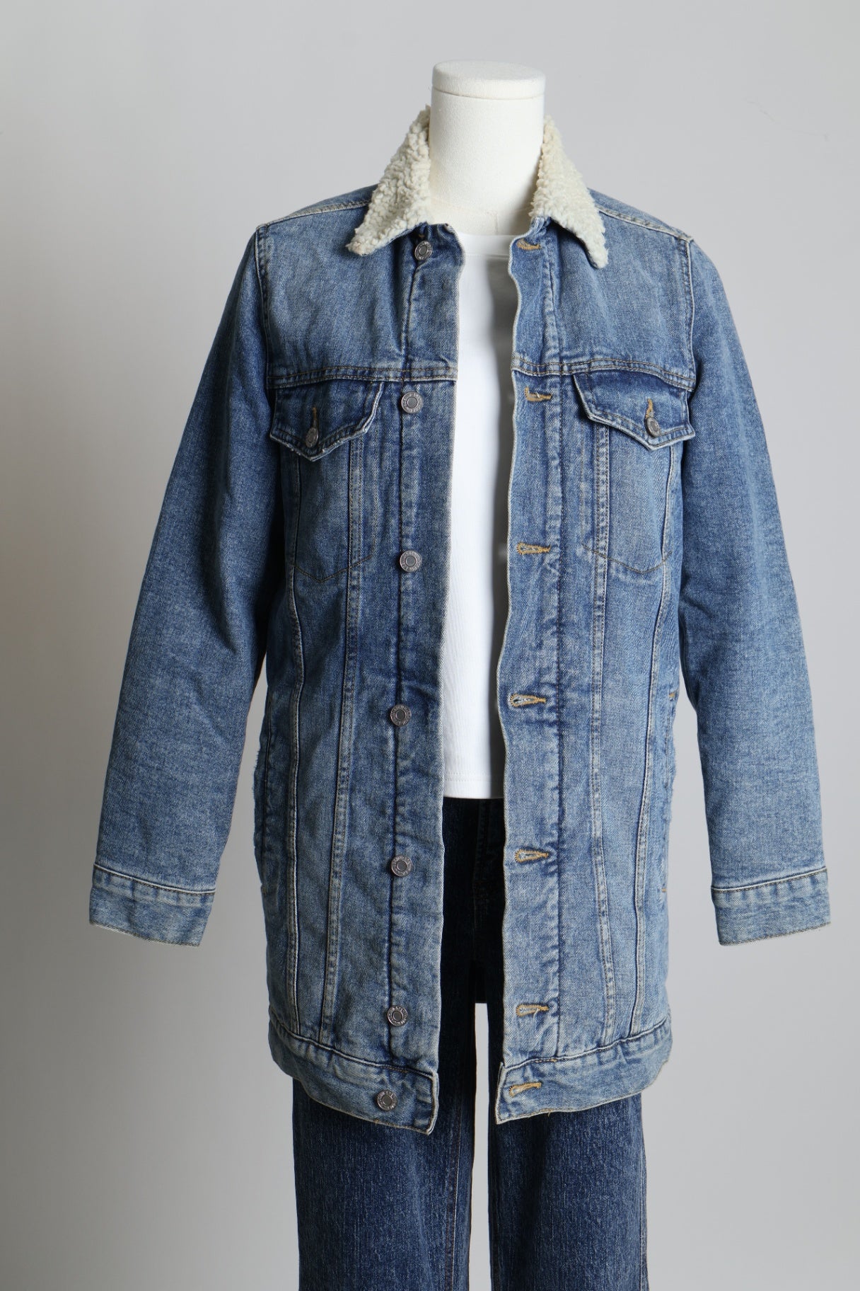 Manteau mi-long en jean doublé en sherpa