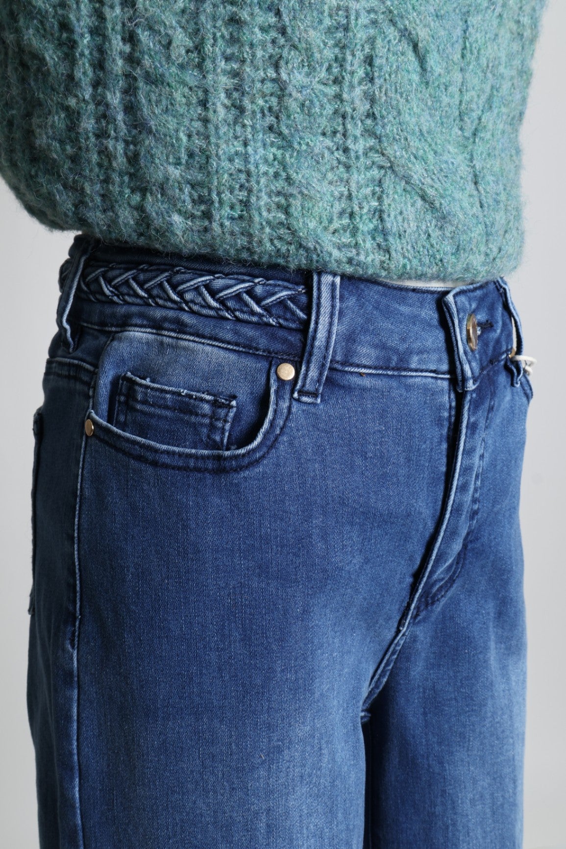 Jean à taille haute et à jambes larges avec détails tressés à la ceinture