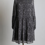 Robe courte avec col montant smocké et motif floral