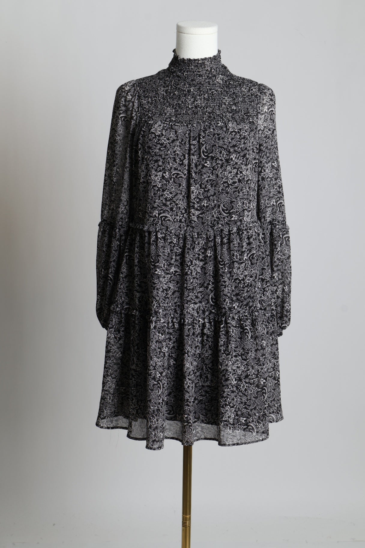 Robe courte avec col montant smocké et motif floral