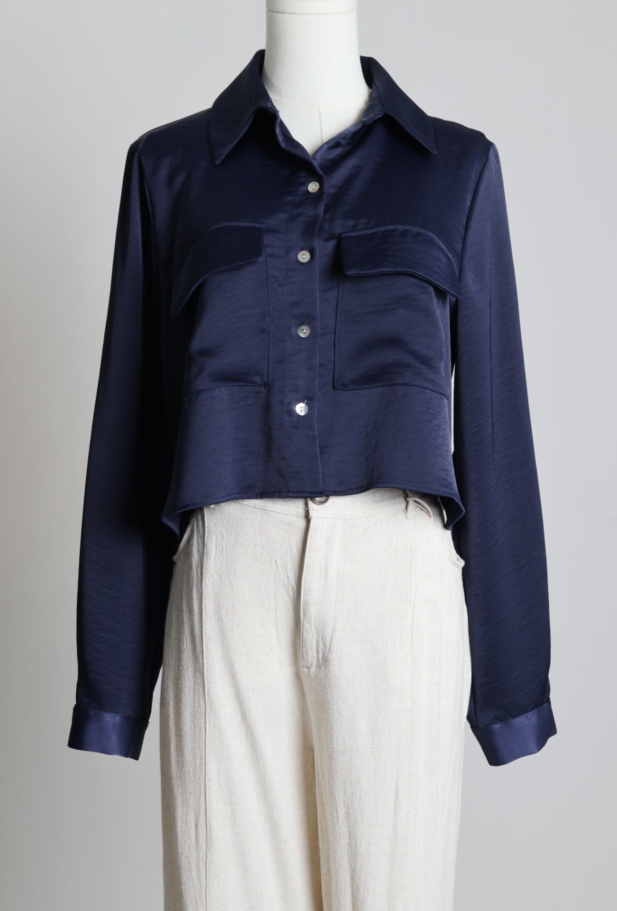 Chemise courte en satin à manches longues