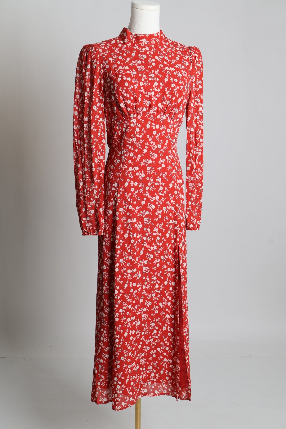 Robe à coupe midi fendue avec motif floral et dos ouvert