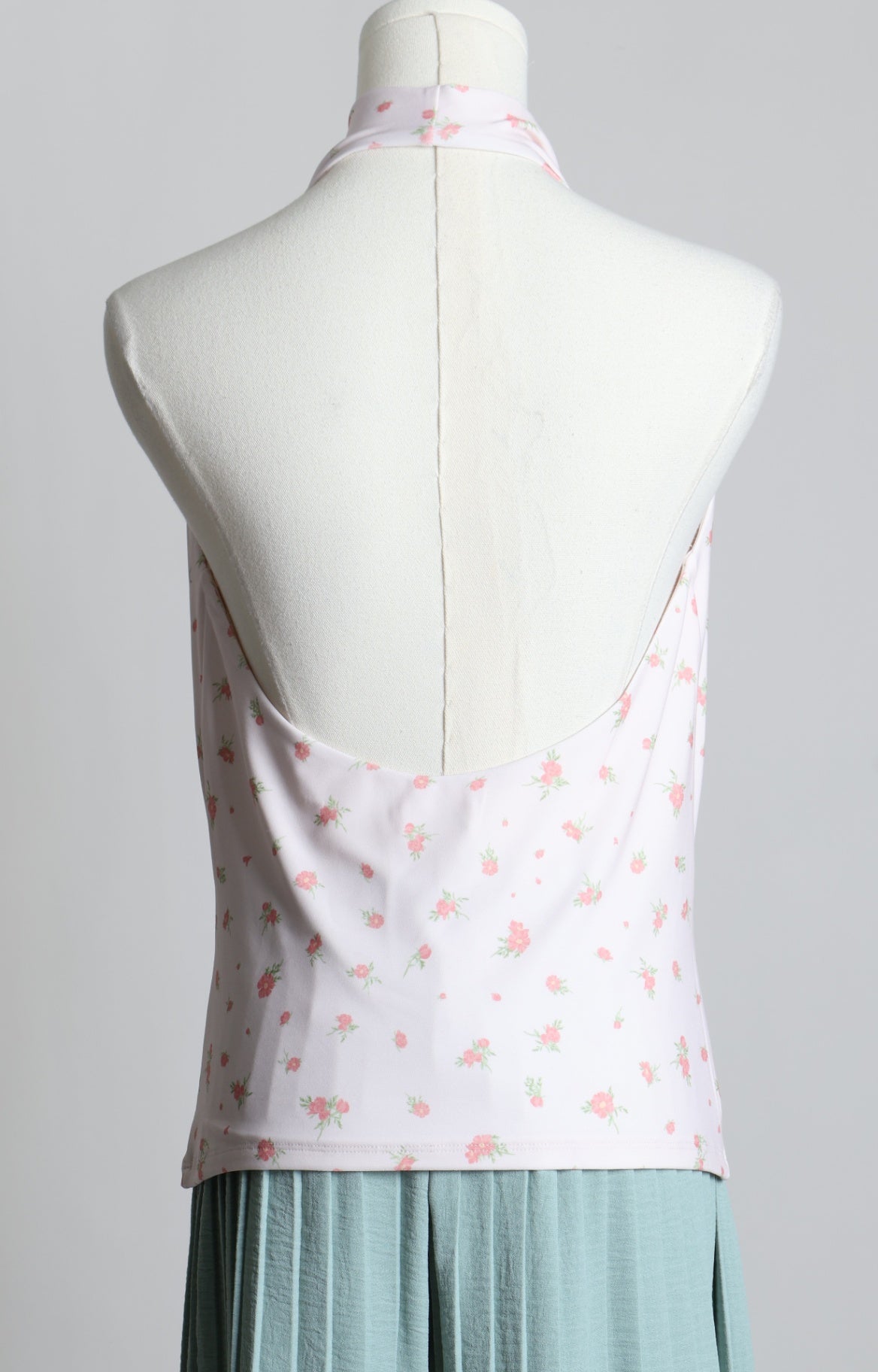 Haut à col licou, dos ouvert et motifs de fleurs
