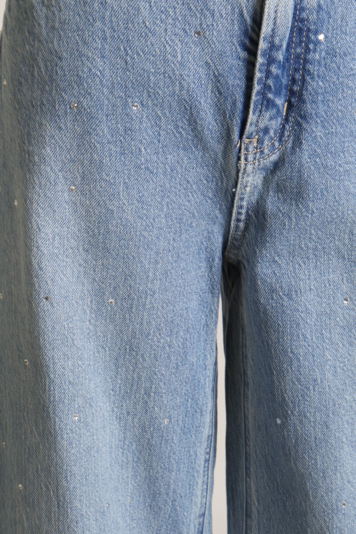 Jean droit taille haute orné de strass brillants