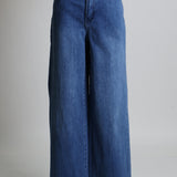 Jean à taille haute et à jambes larges avec détails tressés à la ceinture