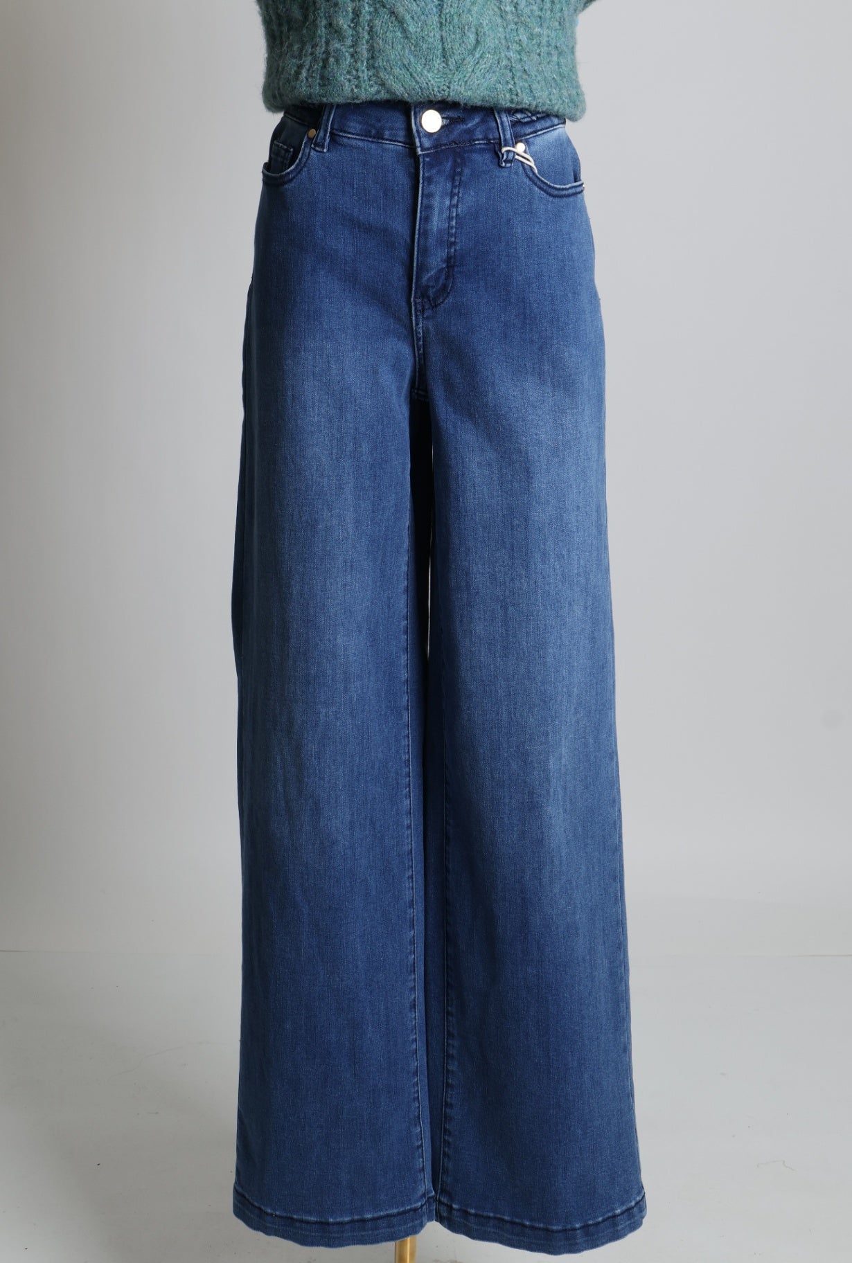 Jean à taille haute et à jambes larges avec détails tressés à la ceinture
