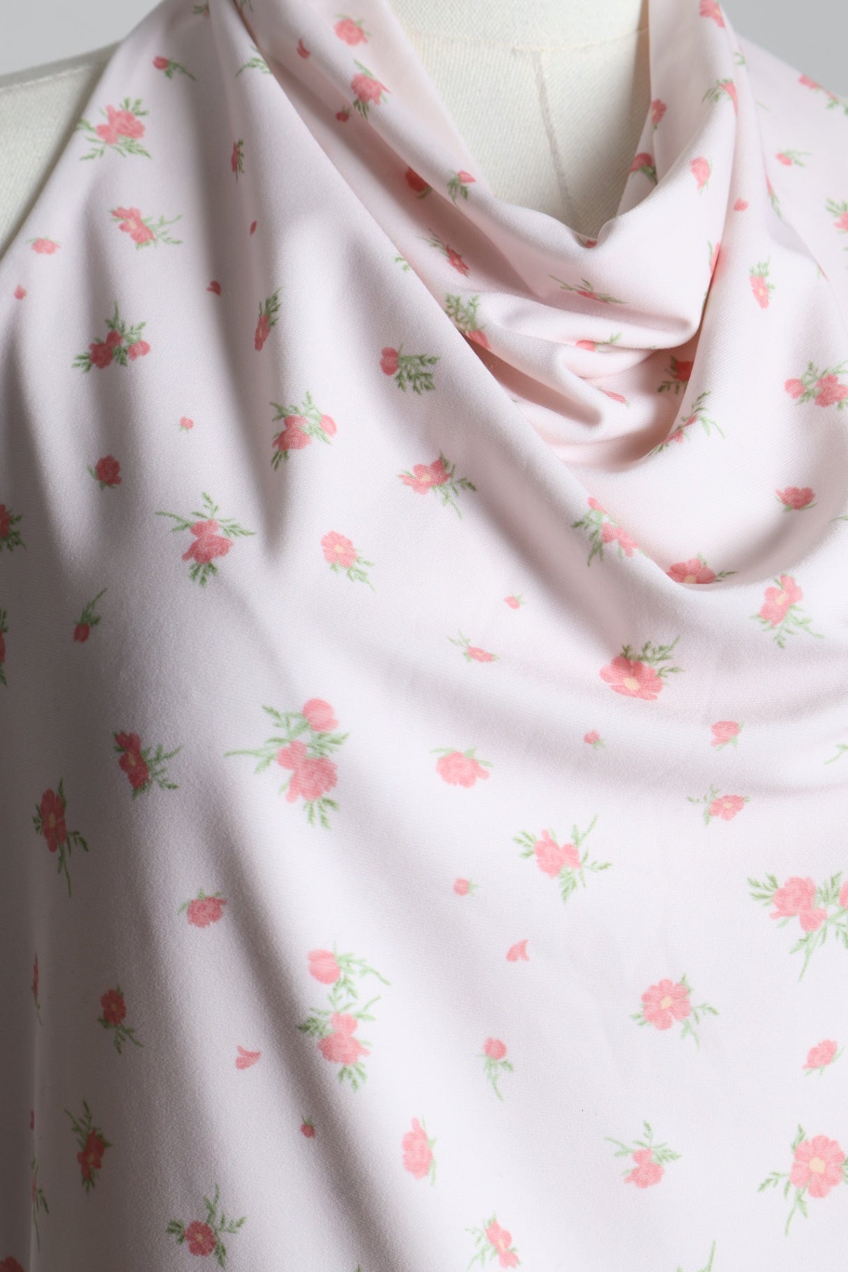 Haut à col licou, dos ouvert et motifs de fleurs