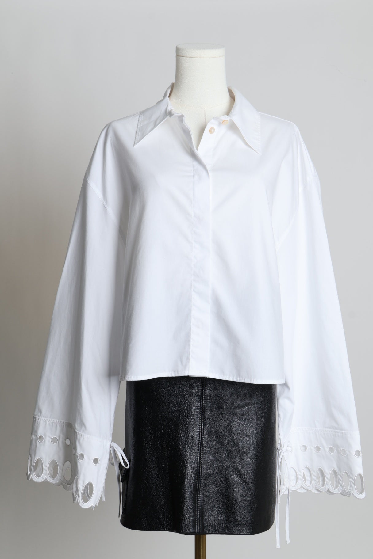 Chemise à manches longues avec poignets ajourés et lacés