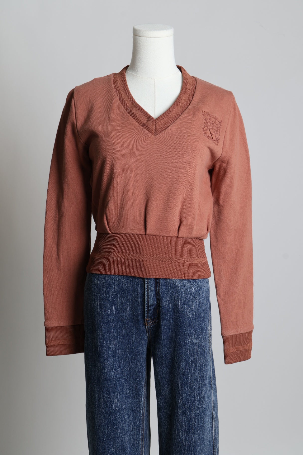 Pull à col en V avec finitions côtelées