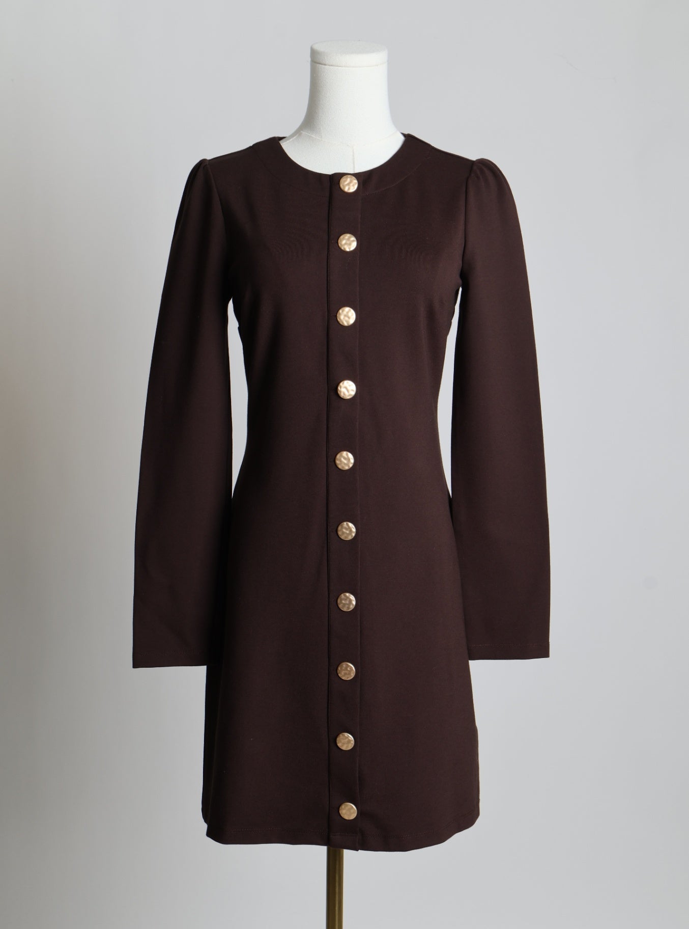 Robe à manches longues et boutons dorés