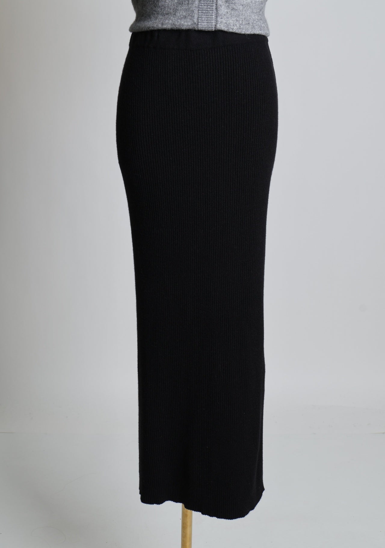 Jupe noire avec fente et élastique à la taille