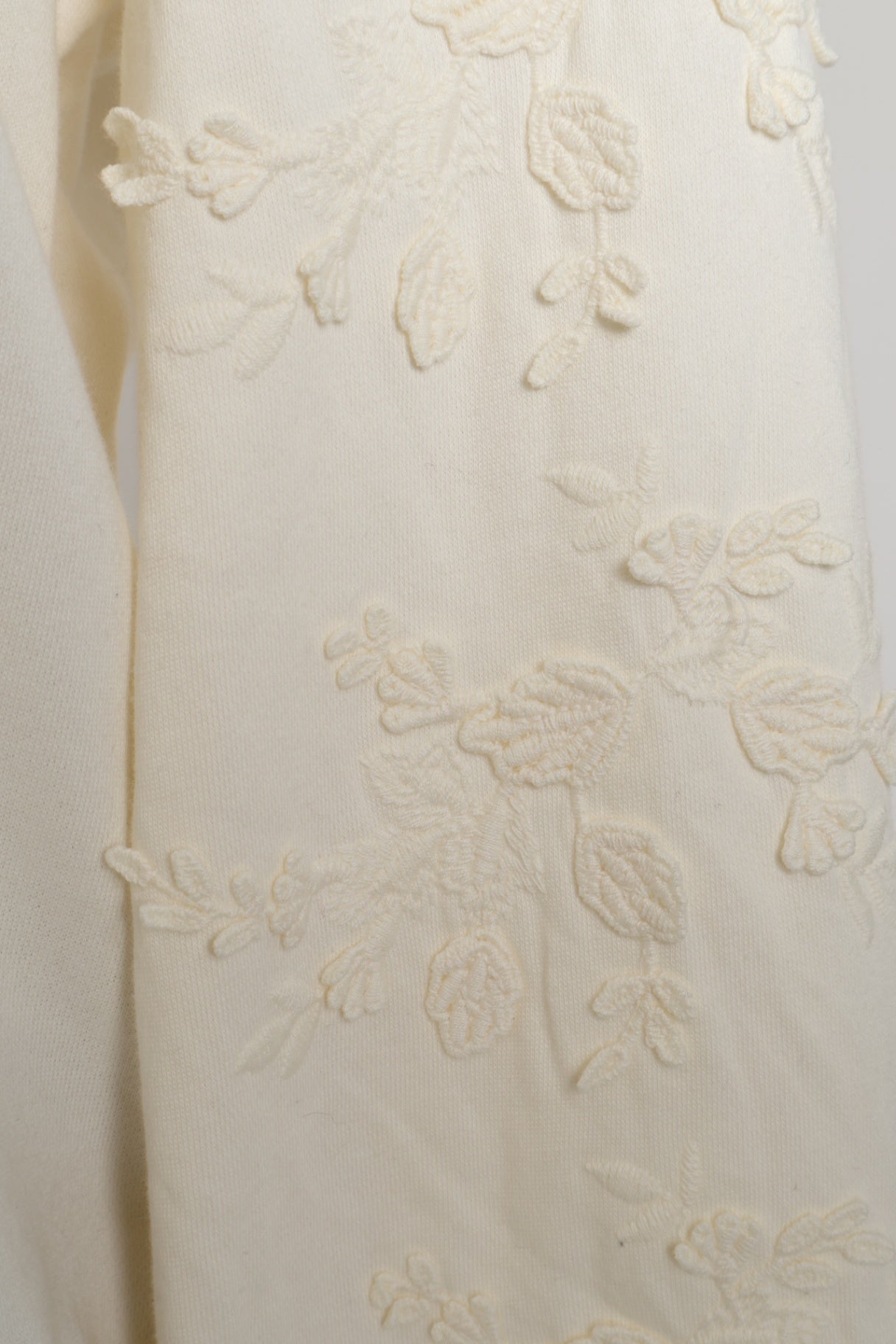Chandail avec motifs de fleurs brodés