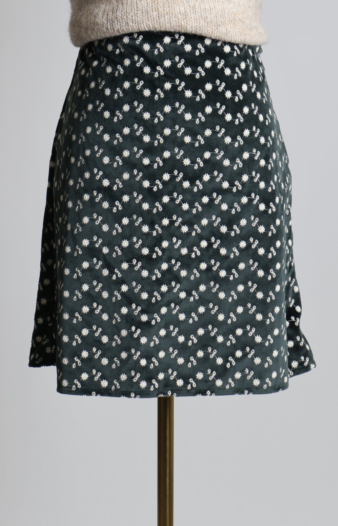 Jupe en velour brodée de petites fleurs