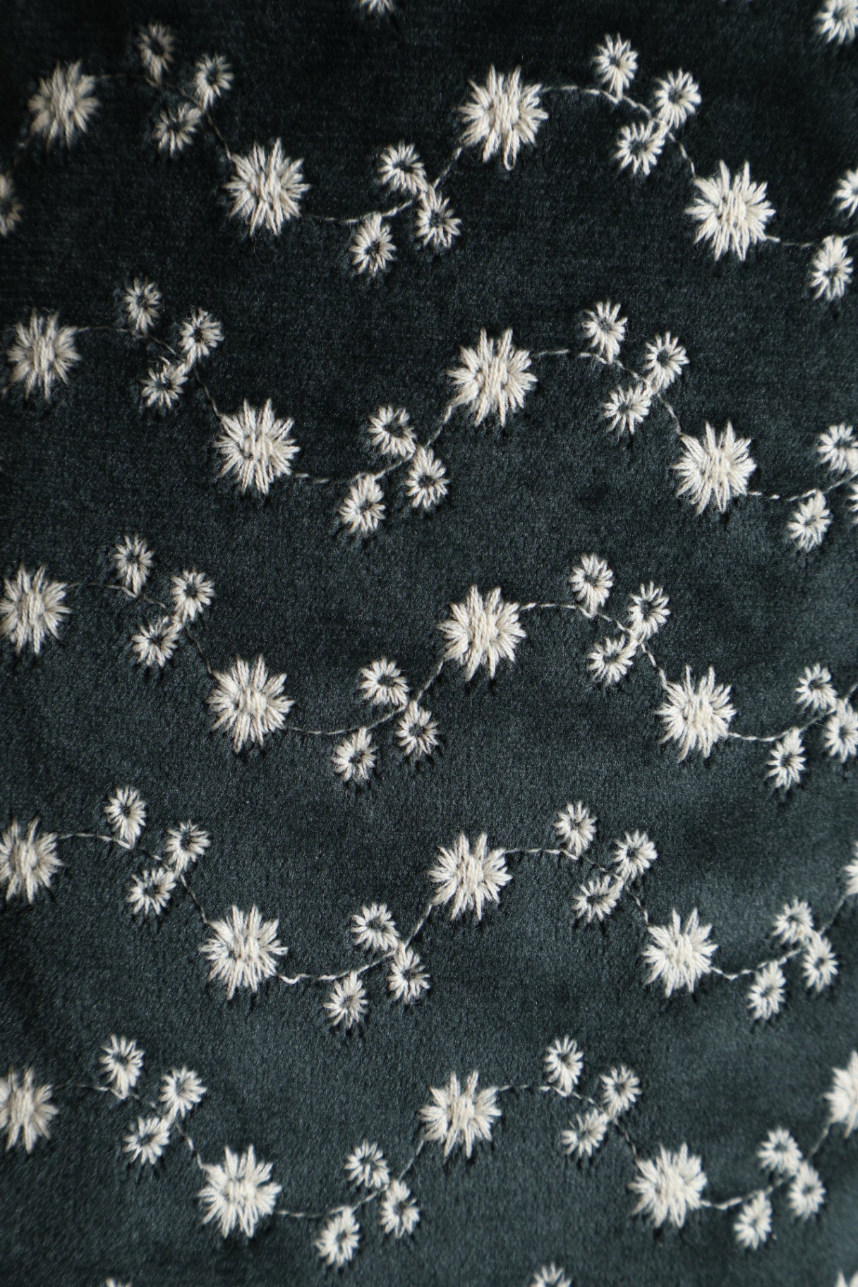 Jupe en velour brodée de petites fleurs