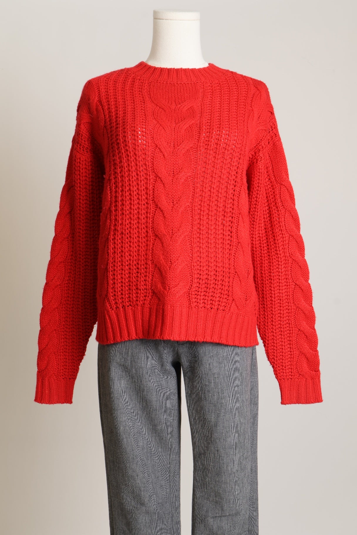 Chandail en tricot avec motifs tressés