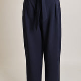 Pantalon classique avec ceinture assortie