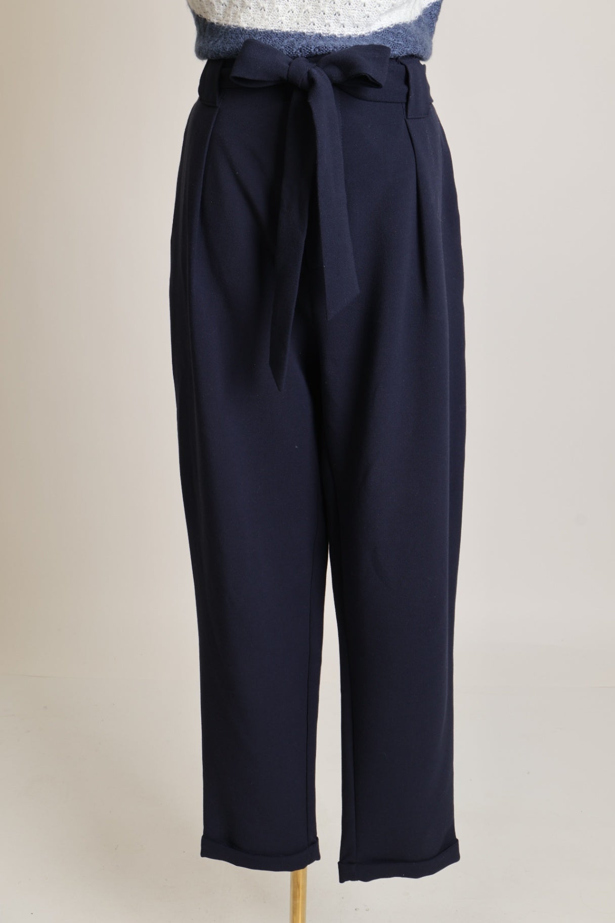 Pantalon classique avec ceinture assortie