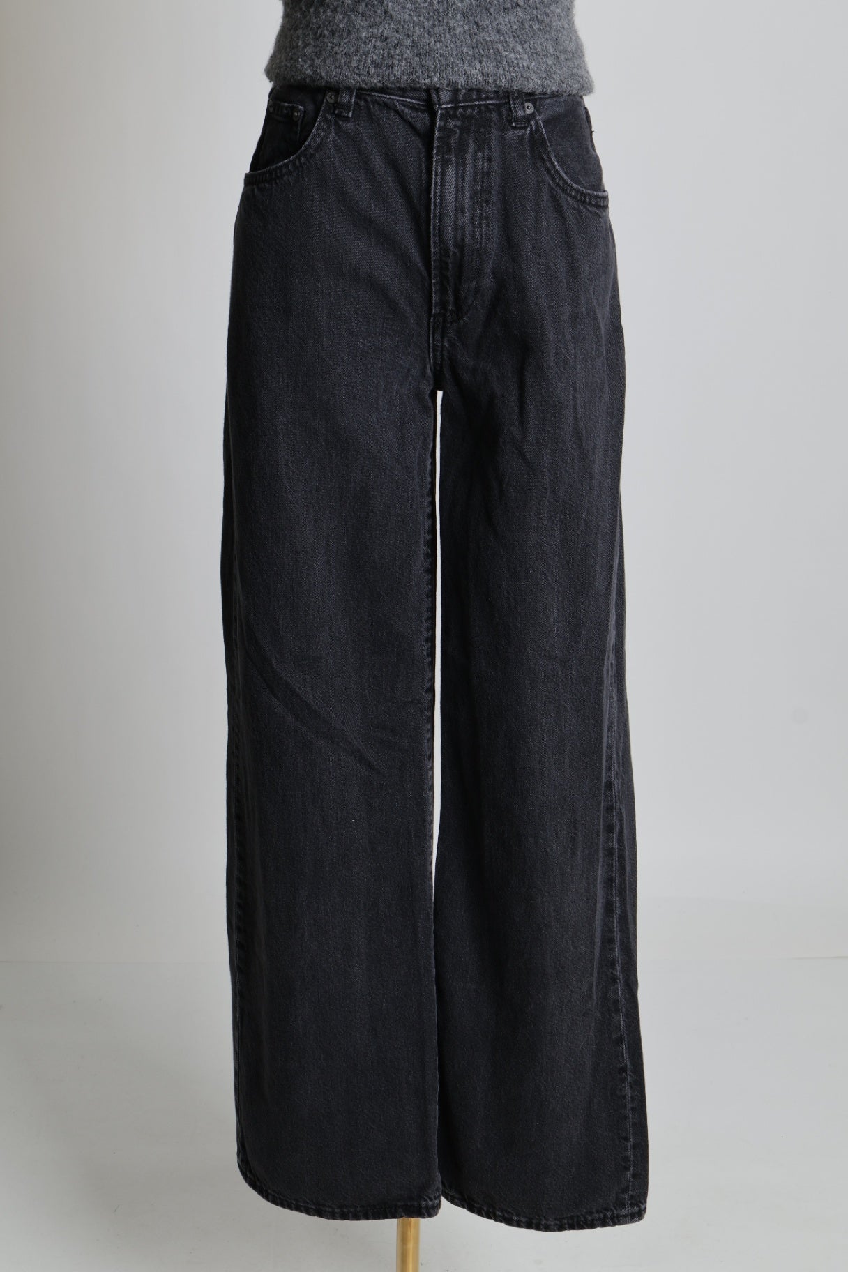 Jean taille haute et jambes larges