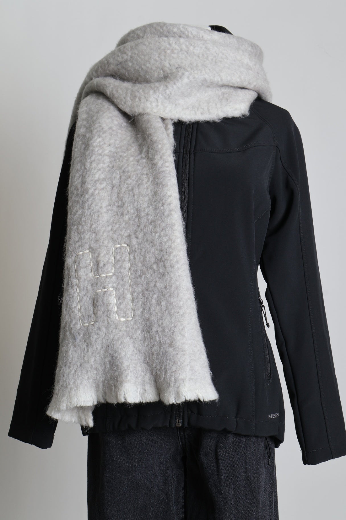 Foulard duveteux avec motif H