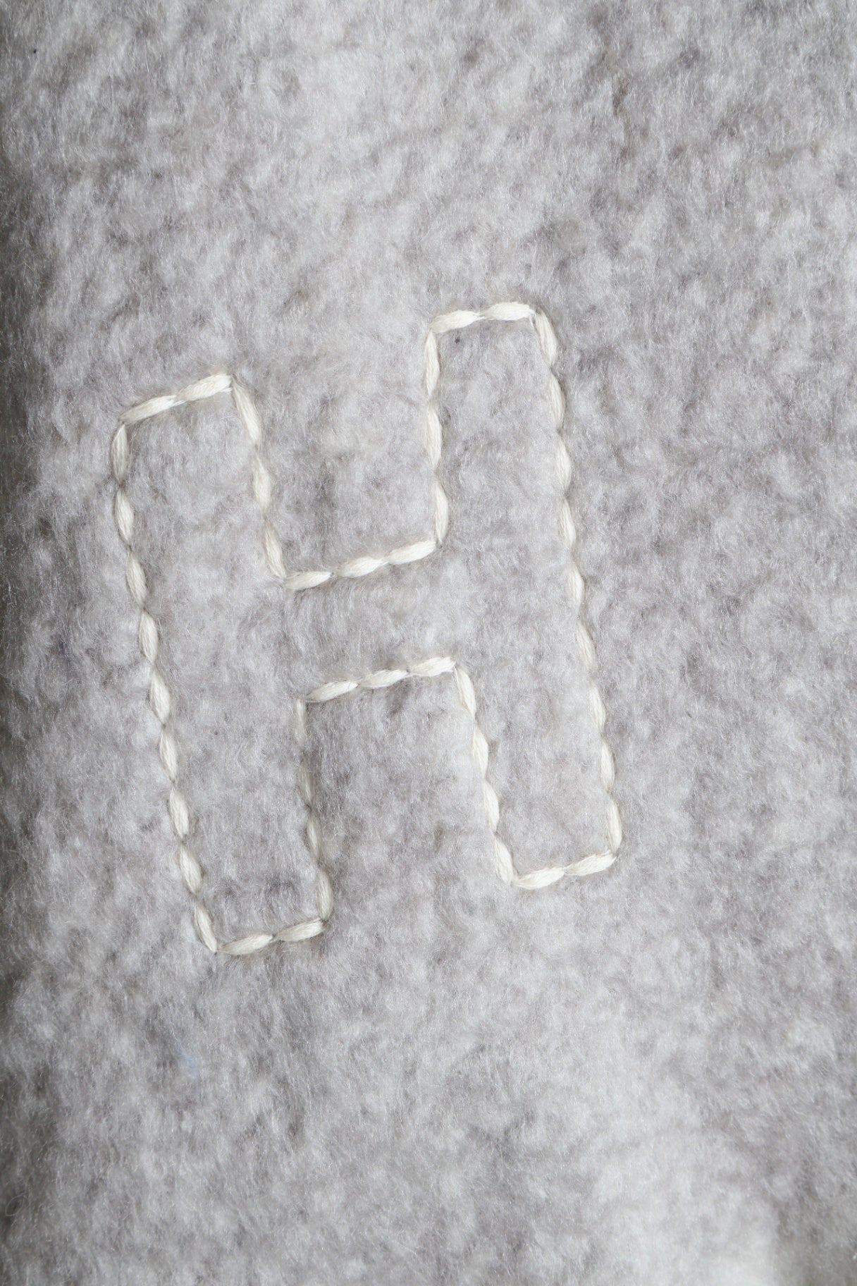 Foulard duveteux avec motif H
