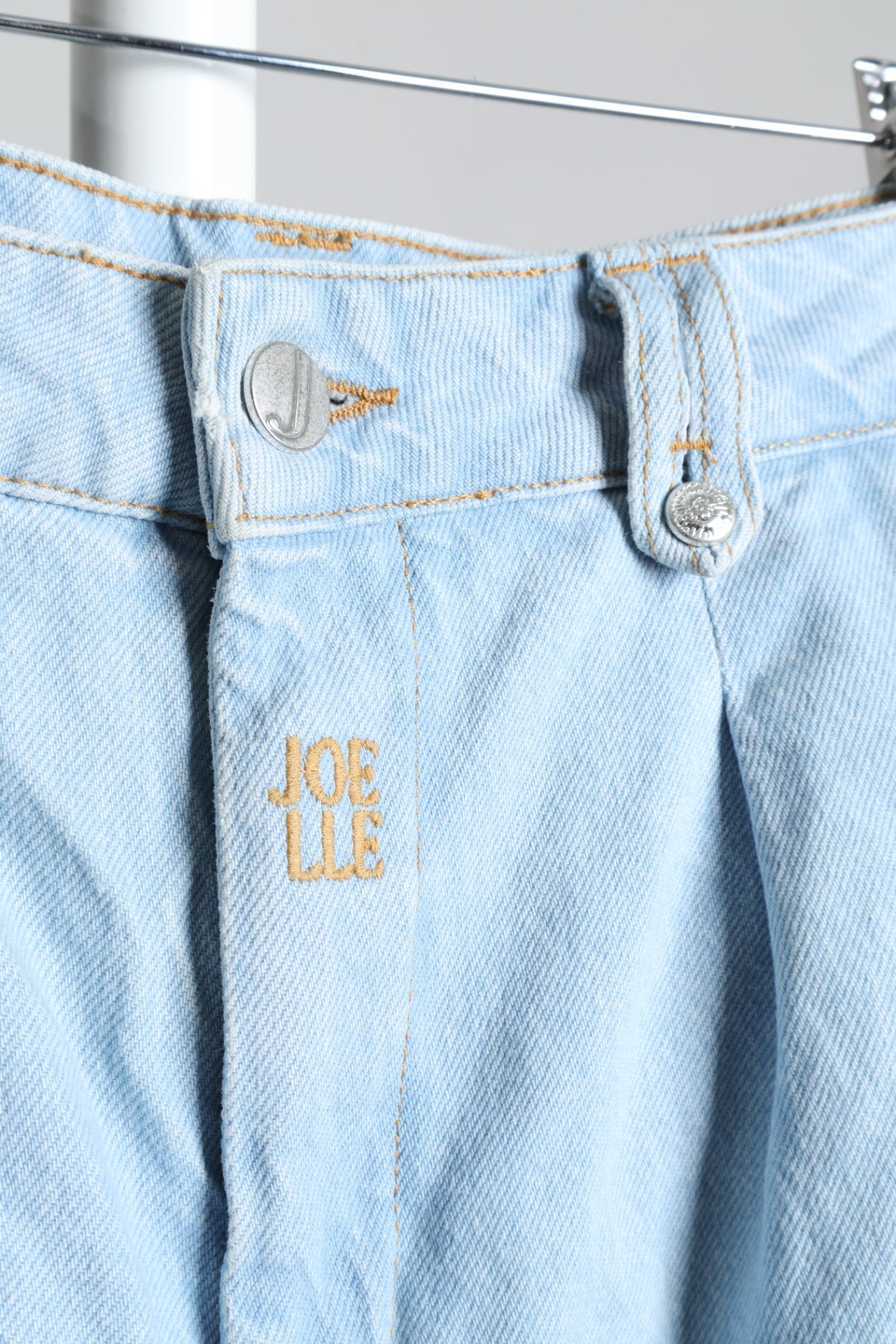 Short en jeans avec boutons sur les poches
