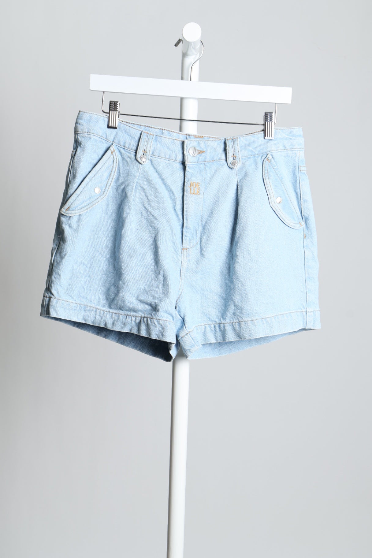 Short en jeans avec boutons sur les poches