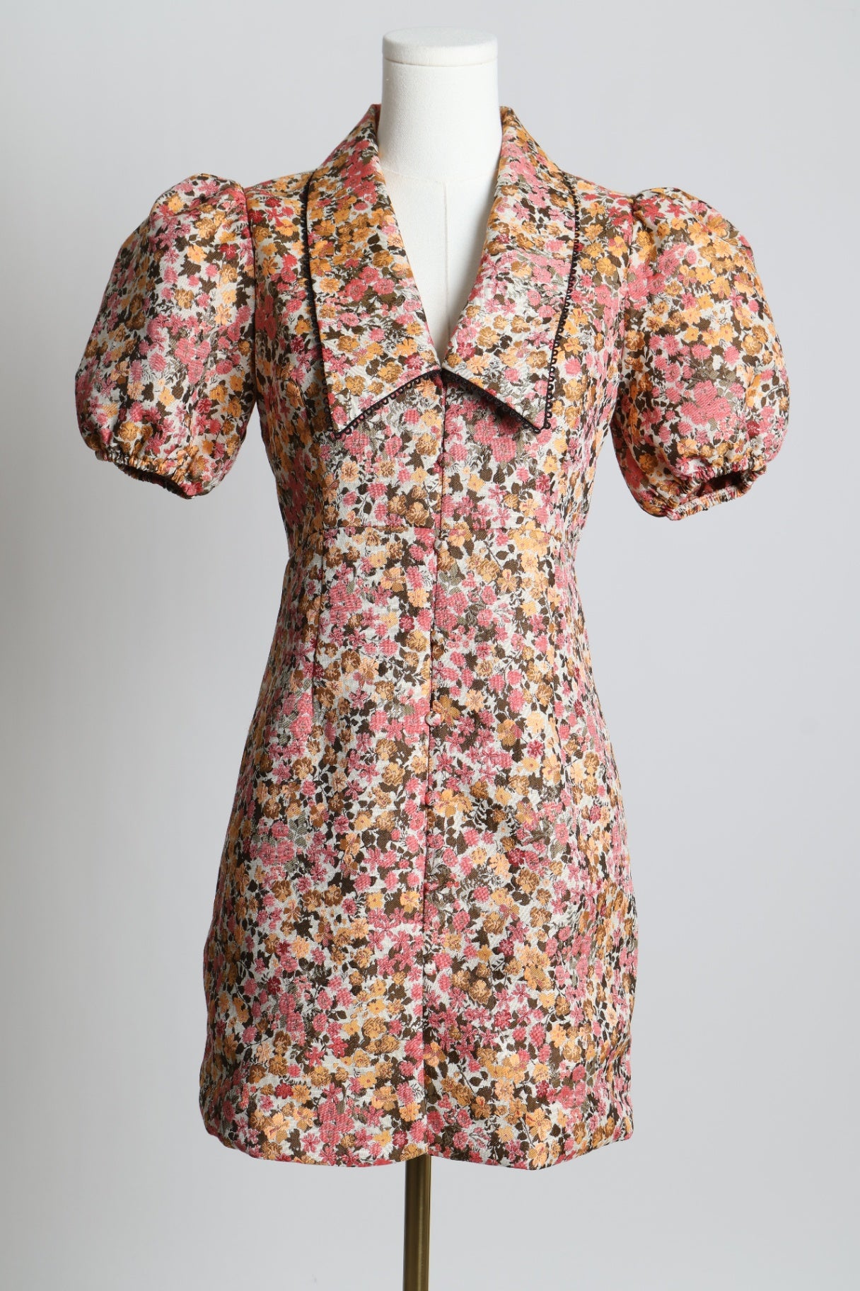 Robe courte à motif floral, manches bouffantes et col claudine