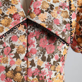 Robe courte à motif floral, manches bouffantes et col claudine