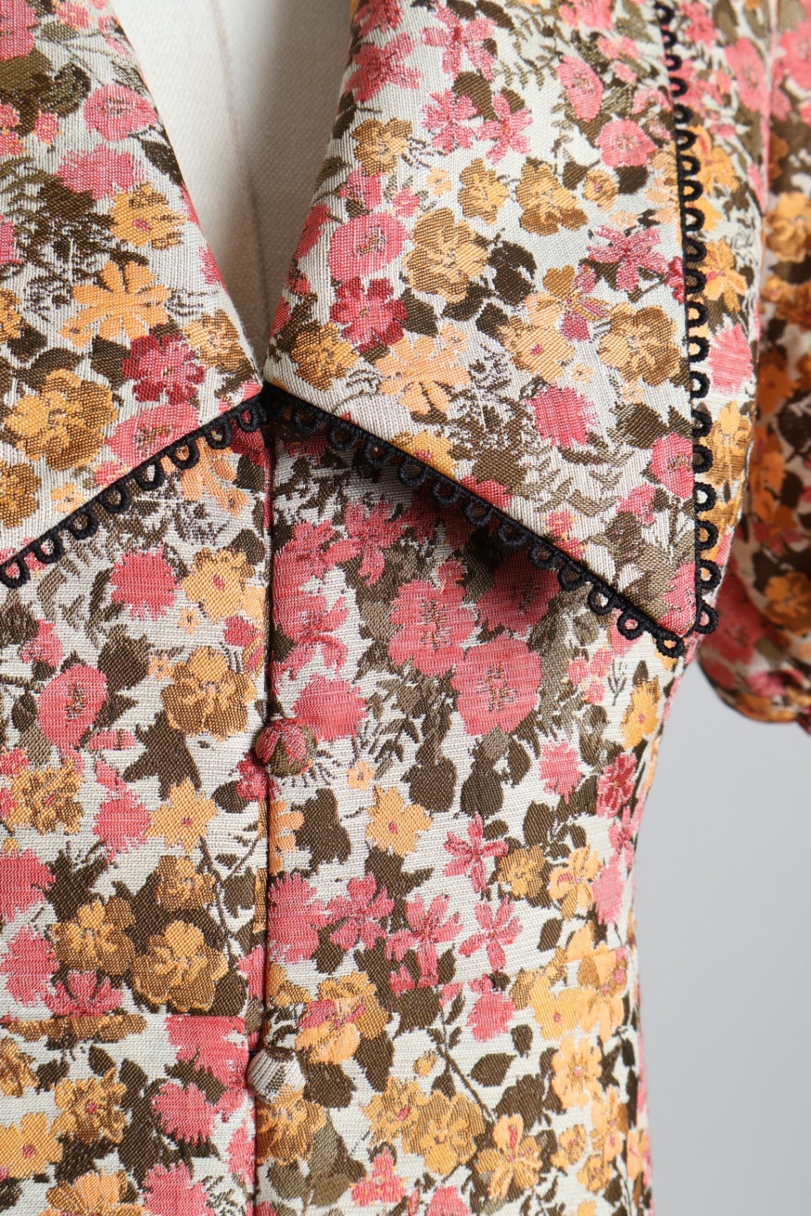 Robe courte à motif floral, manches bouffantes et col claudine