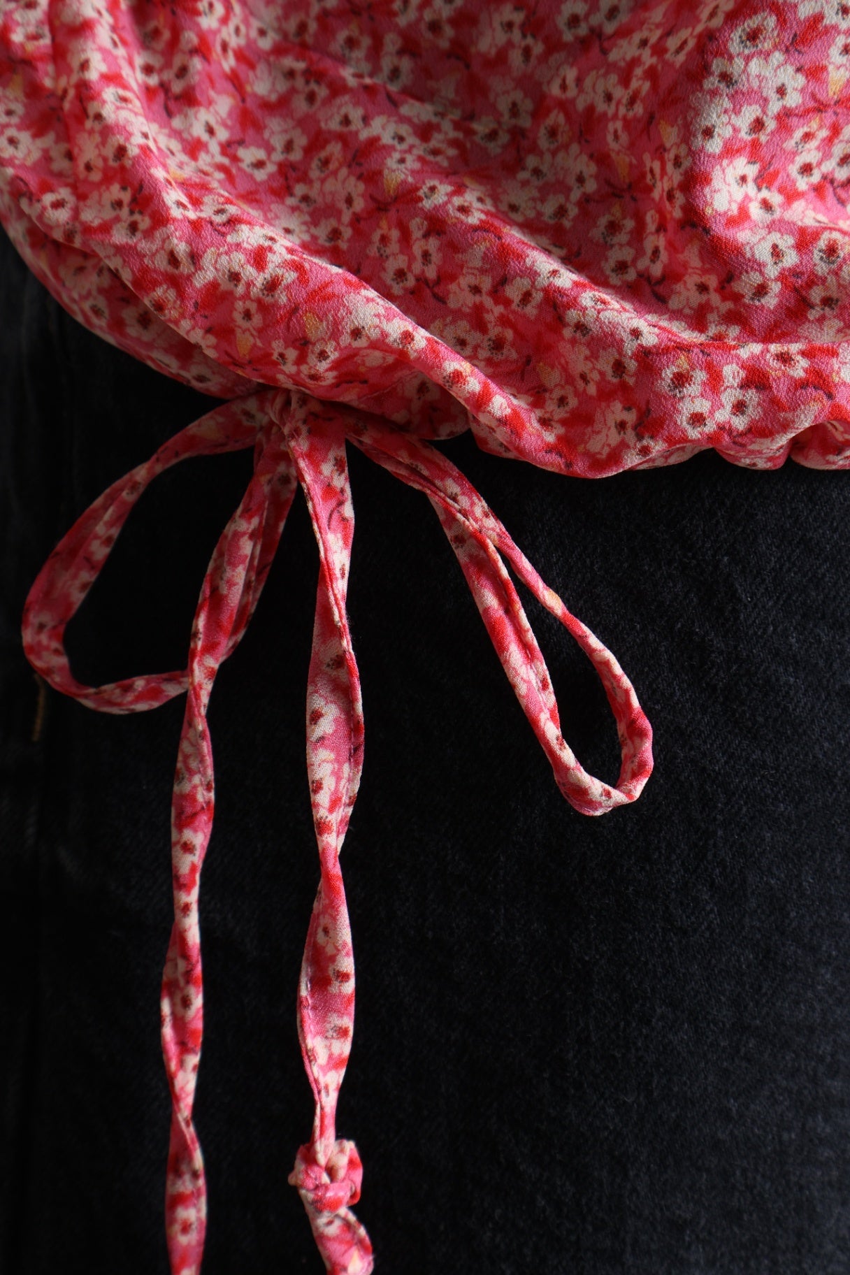 Blouse à motif floral et liens ajustables