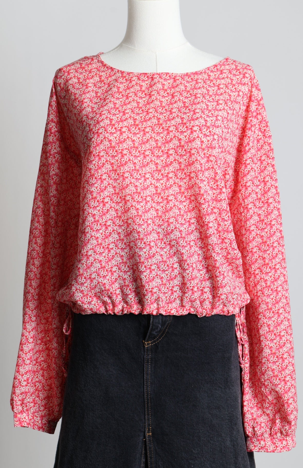 Blouse à motif floral et liens ajustables