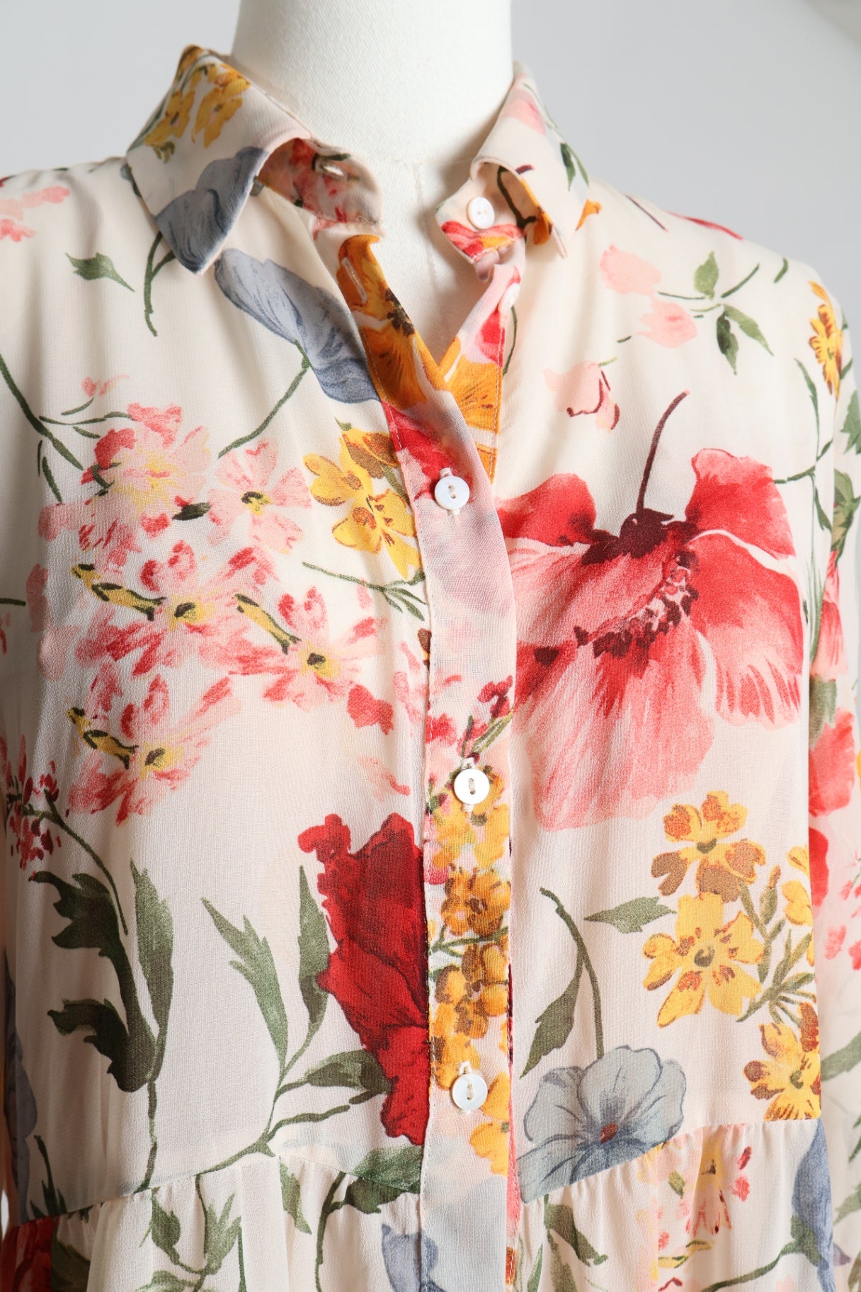 Robe en tissu diaphane et imprimé floral