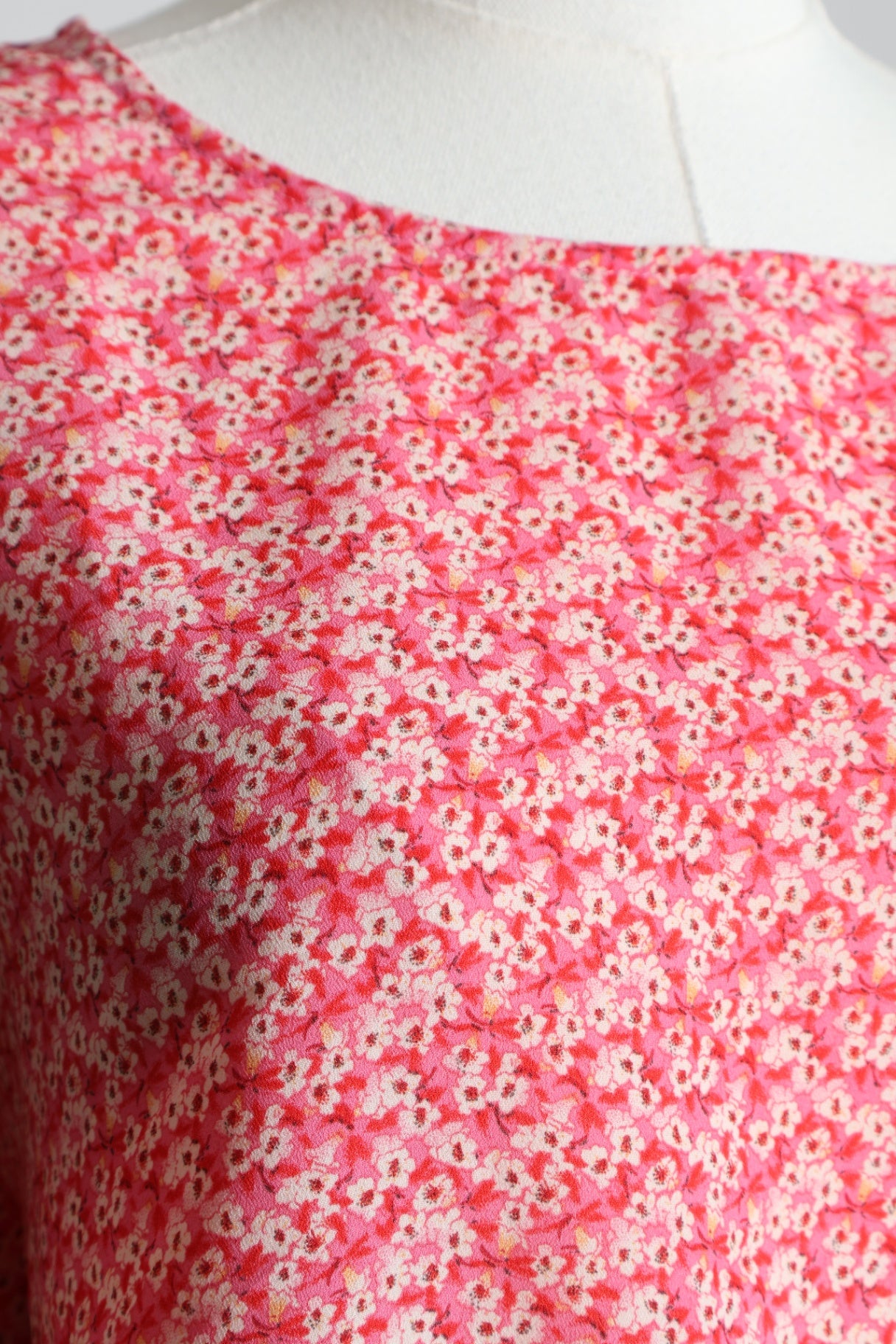 Blouse à motif floral et liens ajustables
