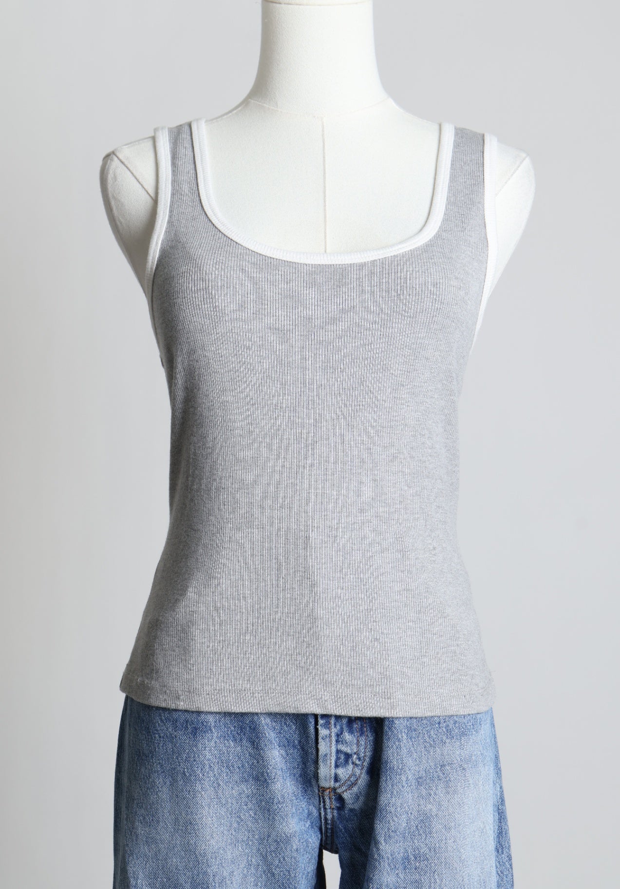 Camisole avec bordure blanche