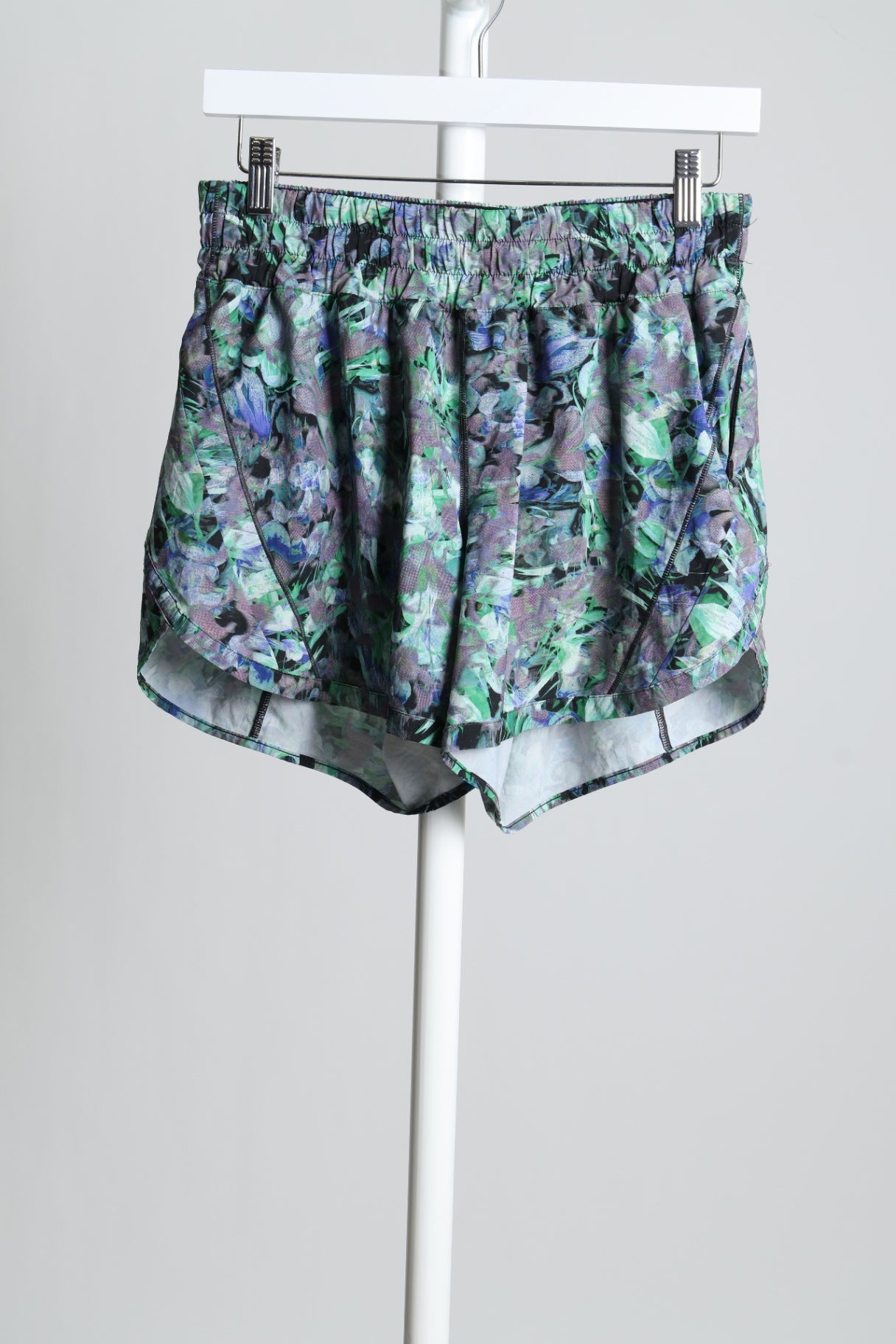 Short de sport motif abstrait